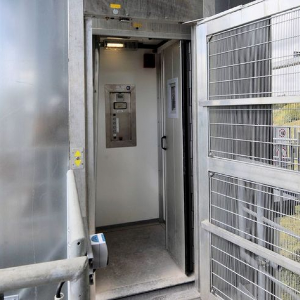 BOCKER Industrial Lift Service-Lift