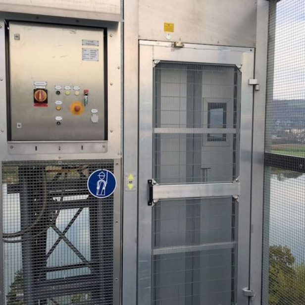 BOCKER Industrial Lift Service-Lift