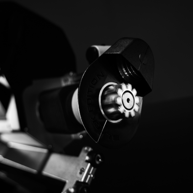 AAT MAX‑E Black Edition electric power assist system for wheelchairs add-on electric drive MAX‑E Black Edition with joystick AAT MAX‑E Black Edition supporting users up to 160 kg AAT MAX‑E Black Edition for easy and safe wheelchair driving