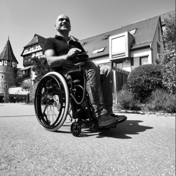 AAT MAX‑E Black Edition electric power assist system for wheelchairs add-on electric drive MAX‑E Black Edition with joystick AAT MAX‑E Black Edition supporting users up to 160 kg AAT MAX‑E Black Edition for easy and safe wheelchair driving