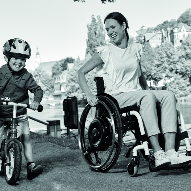 AAT SERVO add-on wheelchair drive SERVO electric add-on drive AAT SERVO add-on drive up to 55 km range