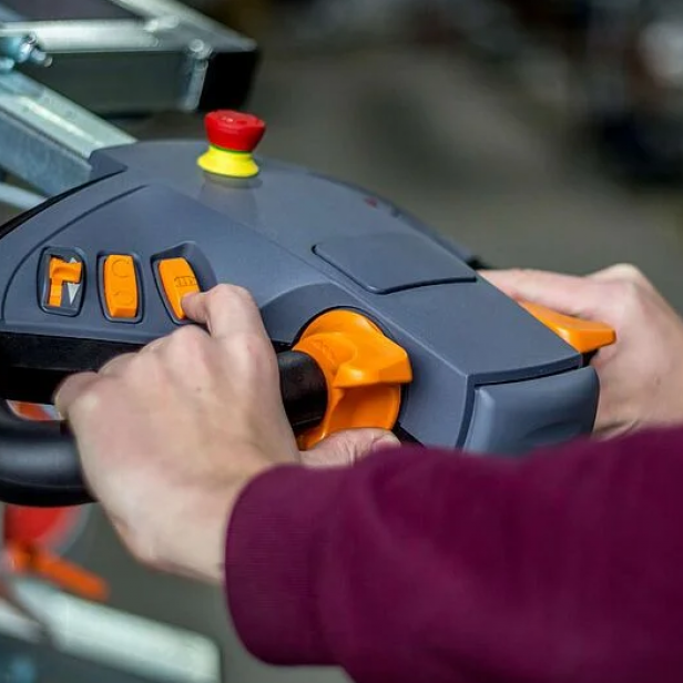 GLASS VACUUM UGL4E WITH ROTATION-TILT & CHAIN HOIST FOR LIFTING UP TO 2M 500KG 