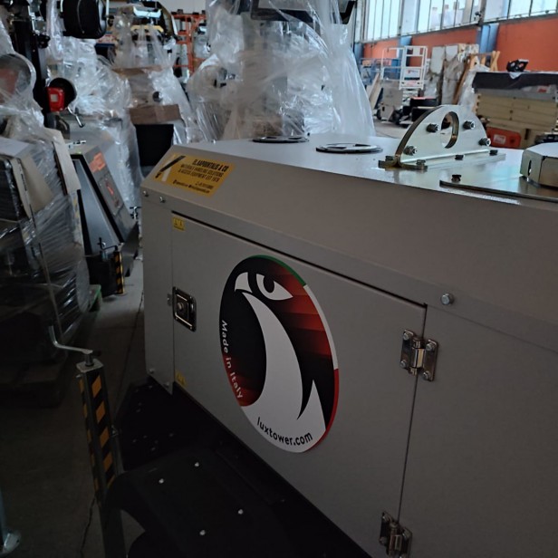 LUX M11 LED lighting tower – coverage up to 9300 m²  LUXTOWER LUX M11 – manual telescopic tower lift up to 8 m  LUX M11 lighting tower with Kubota generator  LUX M11 LED tower – 4×300 W floodlights with 9300 m² coverage