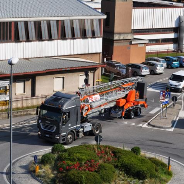 SELF ERECTING CRANE GA 727 MAX LOAD 2500 KG - 9.5Μ & 700KG - 27M & 20.4M HEIGHT