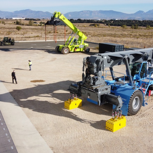 Το RSUP 100-75-SHR  για το χειρισμό μεταλλικών πλακών από το ελασματουργείο εώς 110 ton 