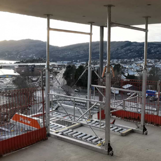 Liftroller floor - Πλατφόρμα μεταφοράς-κύλισης εμπορευμάτων και εξοπλισμού από μπαλκόνι ή εξέδρα μέσα στο κτίριο 