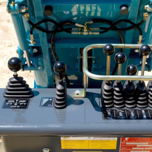 Messersi TC85D μίνι ερπυστριοφόρο dumper 850 kg Messersi TC85D με υδροστατική μετάδοση Messersi TC85D με 2 ταχύτητες κίνησης Messersi TC85D με πλατφόρμα φόρτωσης 0.43 m³ Messersi TC85D compact dumper για στενούς χώρους