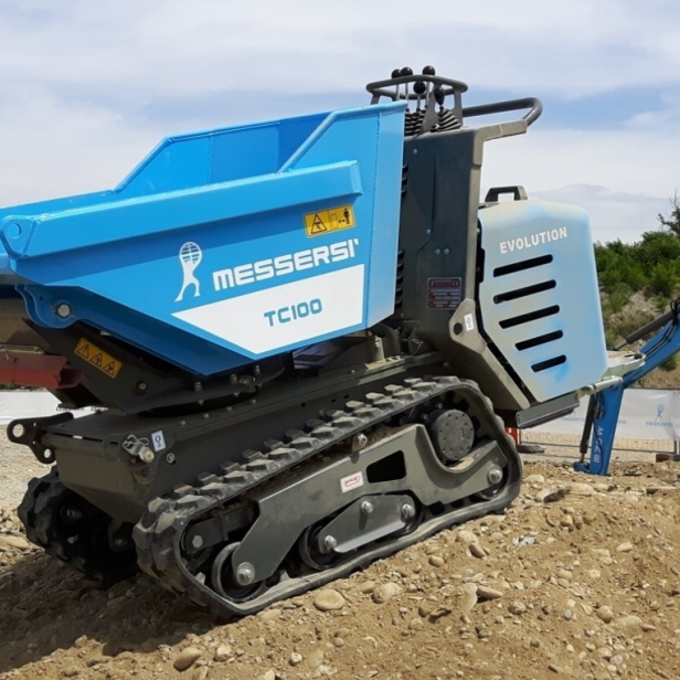 Messersi TC100D μίνι ερπυστριοφόρο dumper 1000 kg Messersi TC100D με υδροστατική μετάδοση Messersi TC100D με 2 ταχύτητες κίνησης Messersi TC100D με πλατφόρμα φόρτωσης 0.45 m³ Messersi TC100D compact dumper για στενούς χώρους