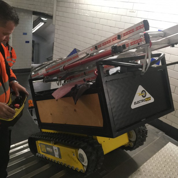 ALITRAK ΗΛΕΚΤΡΙΚΟΣ ΕΡΠΥΣΤΡΙΟΦΟΡΟΣ ΜΕΤΑΦΟΡΕΑΣ/DUMPER ΜΕ ΠΛΑΤΦΟΡΜΑ DCT450P - 600KG 