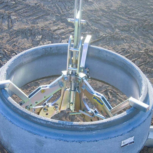 Probst SVZ-UNI on construction site Probst SVZ-UNI lifting manhole Probst SVZ-UNI in use with crane Probst SVZ-UNI lifting manhole cone