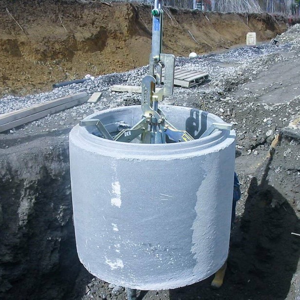 Probst SVZ-UNI on construction site Probst SVZ-UNI lifting manhole Probst SVZ-UNI in use with crane Probst SVZ-UNI lifting manhole cone