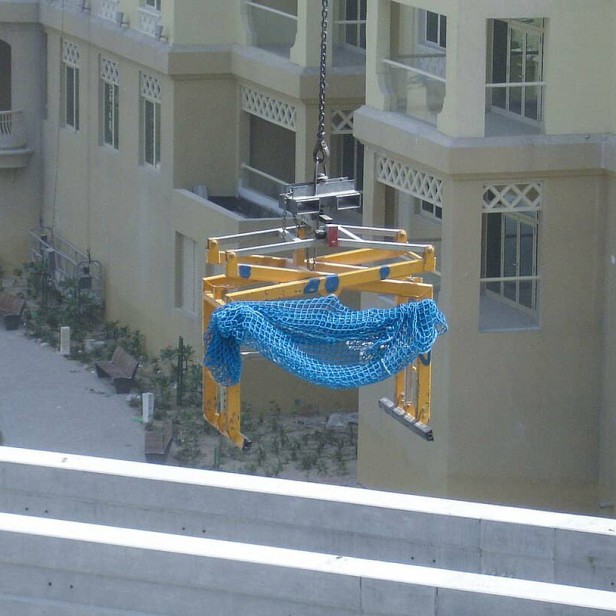 Probst Scissor Grab SG on construction site Probst SG lifting unordered slabs Probst SG transporting blocks without pallet Probst SG in use with paving stones