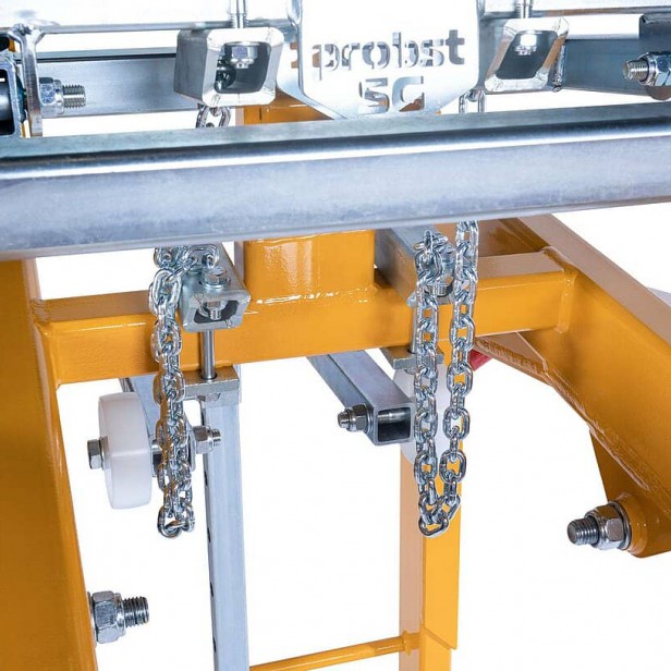 Probst Scissor Grab SG σε εργοτάξιο Probst SG ανύψωση ατακτοποίητων πλακών Probst SG μεταφορά κρηπιδωμάτων χωρίς παλέτα Probst SG σε χρήση με πέτρες πεζοδρομίου