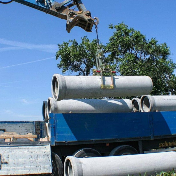 Probst Round Grab RG on construction site Probst RG lifting pipe Probst RG in use with crane Probst RG lifting block