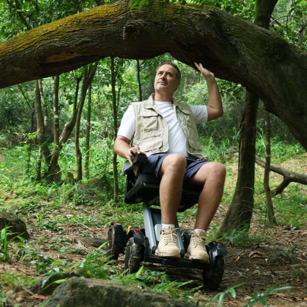 XSTO M4 ηλεκτρικό αναδιπλούμενο αμαξίδιο μπαταρίας για ΑΜΕΑ, κίνηση σε κάθε είδος εδάφους, ελαφρύ, ασφαλές και εύκολο στη χρήση, αναδιπλούμενο για εύκολη μεταφορά και αποθήκευση