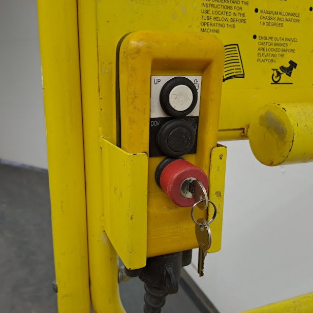 USED SCISSOR WORKING PLATFORMS X3 UP TO  4,55Μ 240KG 