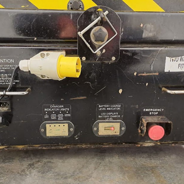 USED SCISSOR WORKING PLATFORMS YOUNGMAN BOSS X3  UP TO 240KG 4,55M (2010)