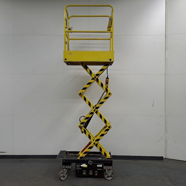 USED SCISSOR WORKING PLATFORMS YOUNGMAN BOSS X3  UP TO 240KG 4,55M (2010)