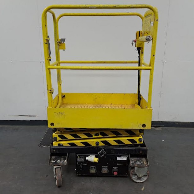 USED SCISSOR WORKING PLATFORMS YOUNGMAN BOSS X3  UP TO 240KG 4,55M (2010)