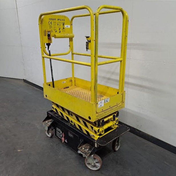 USED SCISSOR WORKING PLATFORMS YOUNGMAN BOSS X3  UP TO 240KG 4,55M (2010)