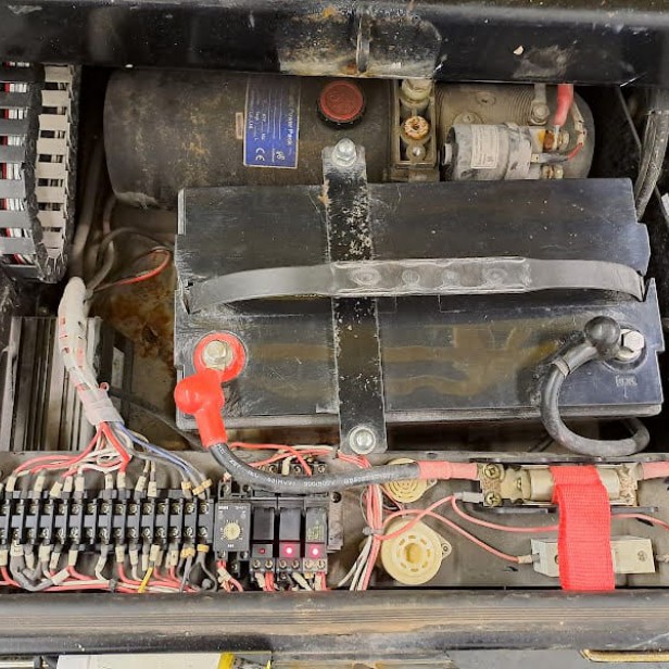 USED SCISSOR WORKING PLATFORMS YOUNGMAN BOSS X3  UP TO 240KG 4,55M (2010)