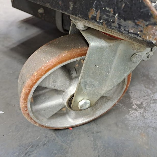 USED SCISSOR WORKING PLATFORMS YOUNGMAN BOSS X3  UP TO 240KG 4,55M (2009)