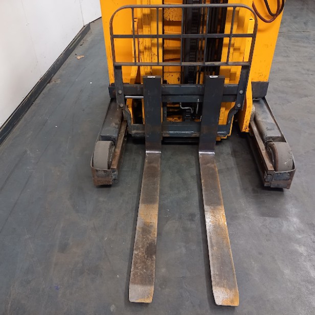 USED ELECTRIC STACKER   ETV 214 1400kg UP TO 8,72M