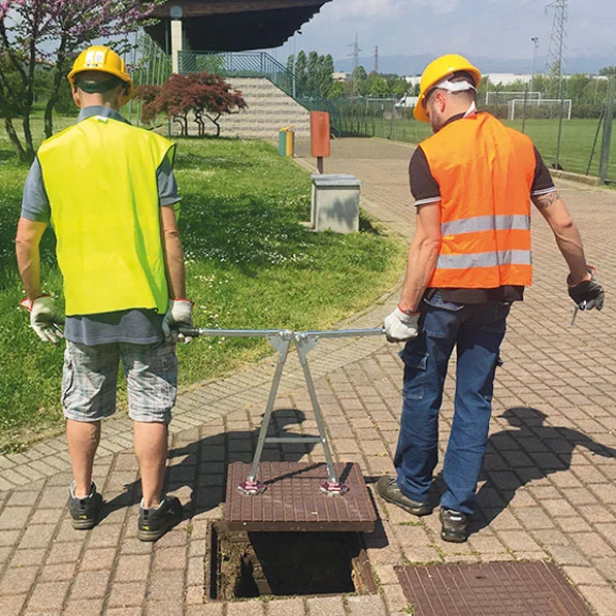 ITALIFTERS XT3 COMPASS magnetic manhole cover lifter  Lifter ITALIFTERS XT3 COMPASS  Magnetic lifter ITALIFTERS XT3 COMPASS for professional use