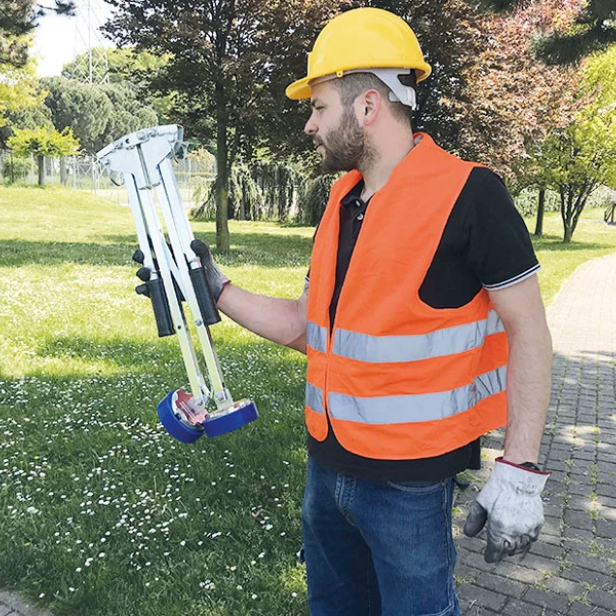 ITALIFTERS XT3 COMPASS magnetic manhole cover lifter  Lifter ITALIFTERS XT3 COMPASS  Magnetic lifter ITALIFTERS XT3 COMPASS for professional use