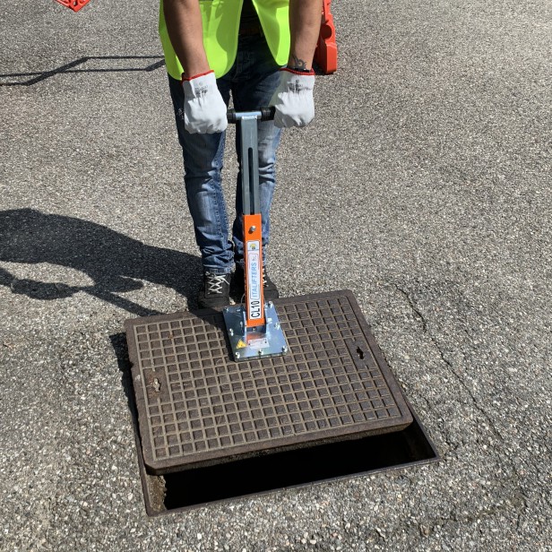 ITALIFTERS CL10 magnetic manhole lifter   ITALIFTERS CL10 manhole cover lifter   Neodymium magnetic lifter ITALIFTERS CL10 for manhole covers