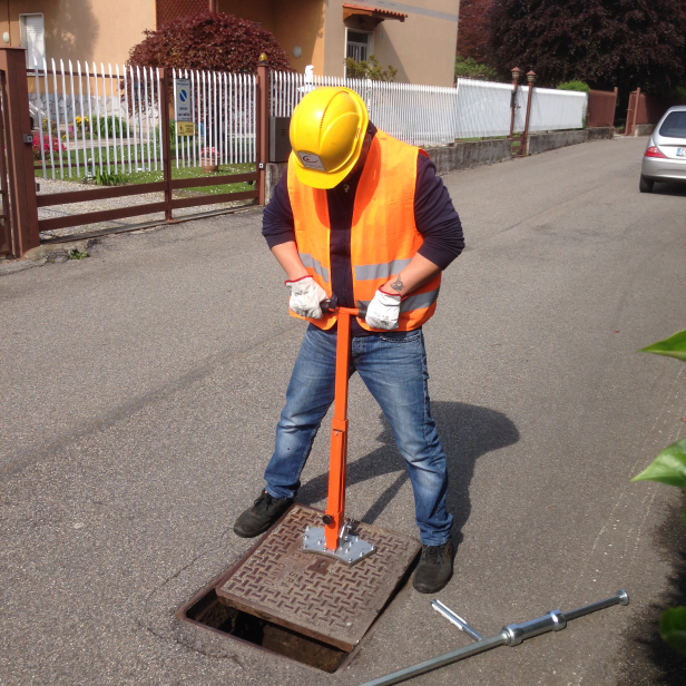 ITALIFTERS CL11 magnetic manhole lifter   ITALIFTERS CL11 lifter with curved base   Magnetic lifter CL11 for manhole covers (420 kg)