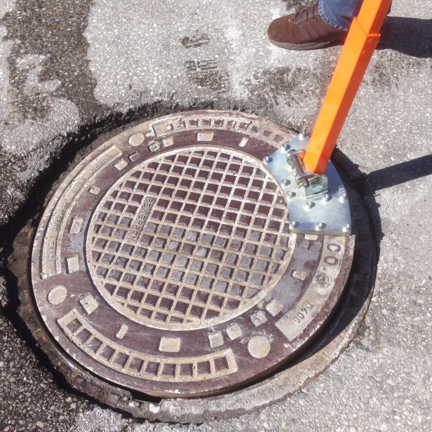 ITALIFTERS CL11 magnetic manhole lifter   ITALIFTERS CL11 lifter with curved base   Magnetic lifter CL11 for manhole covers (420 kg)