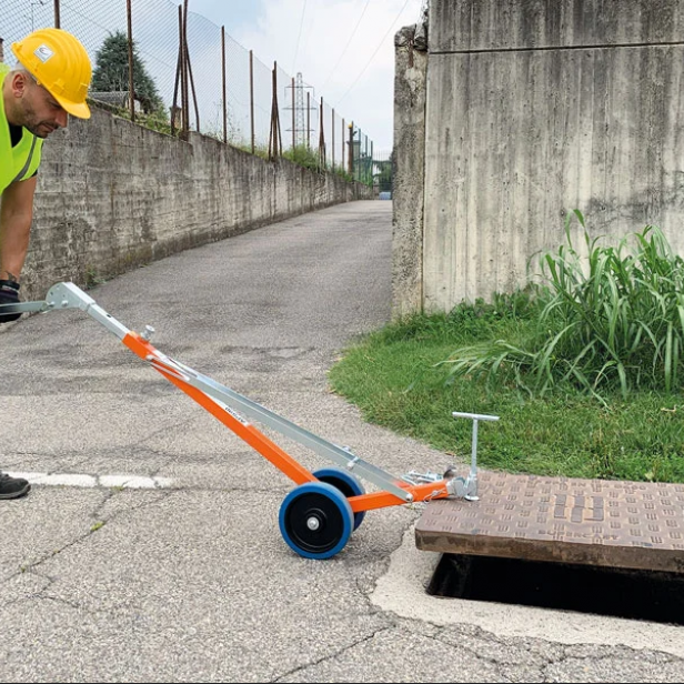 ITALIFTERS APS90 wheeled lifting lever for manhole covers 600 kg, ergonomic, safe operation ITALIFTERS APS90 portable lifting lever for manhole covers, lifting capacity 600 kg, lightweight, compact