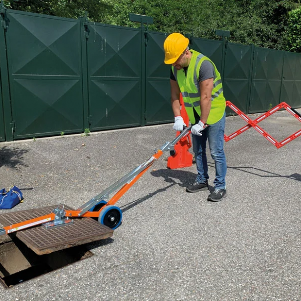 ITALIFTERS APS90 τροχοφόρος ανυψωτικός μοχλός καλυμμάτων φρεατίων 600 kg, εργονομικός, ασφαλής λειτουργία ITALIFTERS APS90 φορητός ανυψωτικός μοχλός καλυμμάτων φρεατίων, ανυψωτική ικανότητα 600 kg, ελαφρύς, συμπαγής