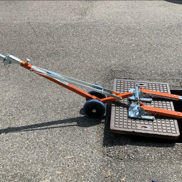ITALIFTERS APS90 wheeled lifting lever for manhole covers 600 kg, ergonomic, safe operation ITALIFTERS APS90 portable lifting lever for manhole covers, lifting capacity 600 kg, lightweight, compact
