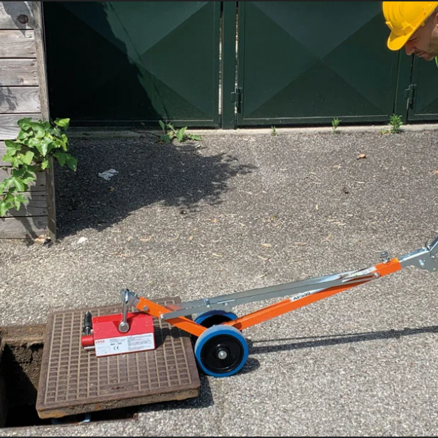 ITALIFTERS APS90 τροχοφόρος ανυψωτικός μοχλός καλυμμάτων φρεατίων 600 kg, εργονομικός, ασφαλής λειτουργία ITALIFTERS APS90 φορητός ανυψωτικός μοχλός καλυμμάτων φρεατίων, ανυψωτική ικανότητα 600 kg, ελαφρύς, συμπαγής