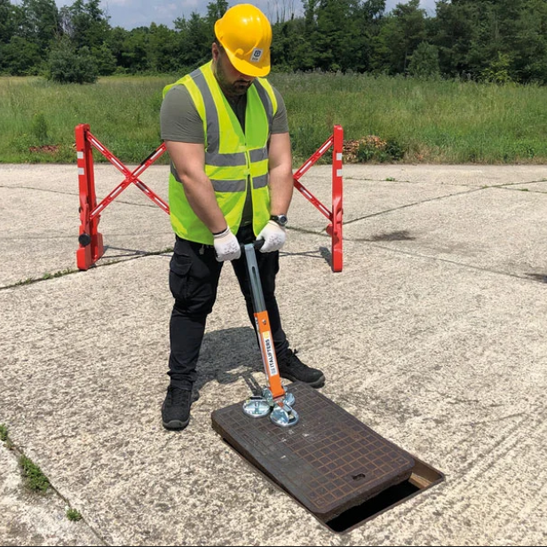 ITALIFTERS XT10 magnetic manhole cover lifter   XT10 triple magnetic plate manhole lifter   Magnetic lifter XT10 for manhole covers (650 kg)