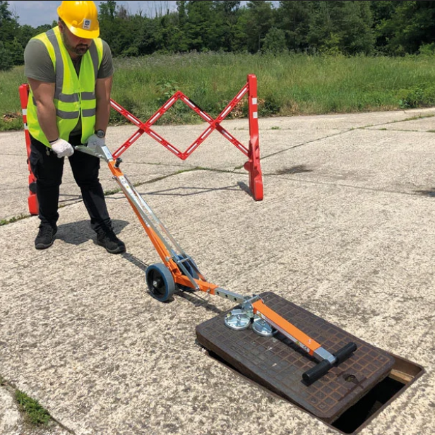ITALIFTERS XT10 magnetic manhole cover lifter   XT10 triple magnetic plate manhole lifter   Magnetic lifter XT10 for manhole covers (650 kg)