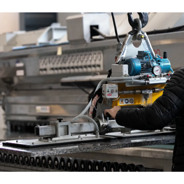 ΗΛΕΚΤΡΙΚΗ ΒΕΝΤΟΥΖΑ ΑΝΥΨΩΣΗΣ ΓΙΑ ΤΟΠΟΘΕΤΗΣΗ ΠΛΑΚΩΝ ΣΚΥΡΟΔΕΜΑΤΟΣ & ΠΕΤΡΑΣ RIGHETTI M3EB ΈΩΣ 1500KG 220V-380V