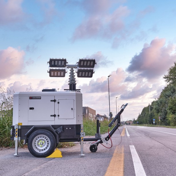 ITALTOWER LIGHTING TOWER WITH POWER GENERATOR & HYDRAULIC LIFTING SYSTEM POLAR UP TO 8.5M ILLUMINATED AREA 9300SQM