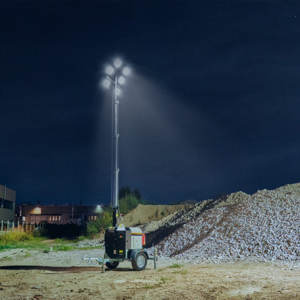 ITALTOWER LIGHTING TOWER WITH POWER GENERATOR & MANUAL LIFTING SYSTEM MANTIS PRO UP TO 7M ILLUMINATED AREA 7000SQM