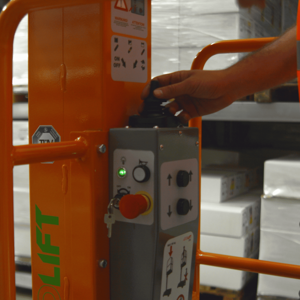 AXOLIFT LOW LEVEL ACCESS MAST PLATFORM MANULIFT 200/4 - 4M 125KG 