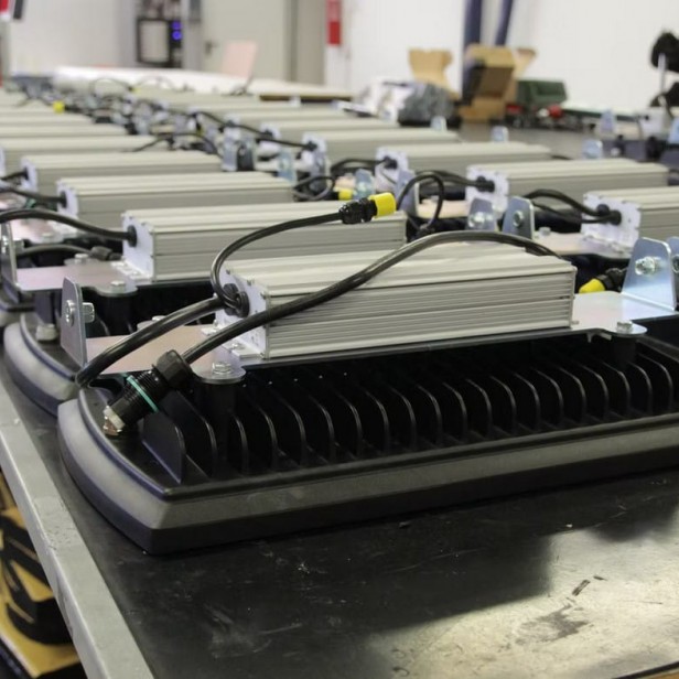 ITALTOWER ΠΥΡΓΟΣ ΦΩΤΙΣΜΟΥ ΜΕ ΧΕΙΡΟΚΙΝΗΤΗ ΑΝΥΨΩΣΗ KT  ΕΩΣ 5.5M ΦΩΤΙΖΟΜΕΝΟΣ ΧΩΡΟΣ 3000ΤΜ