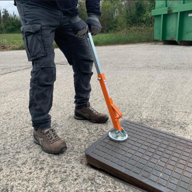 ITALIFTERS XT4 Nano magnetic manhole cover lifter   Compact lifter XT4 Nano with extendable handle   XT4 Nano magnetic lifter for manhole covers
