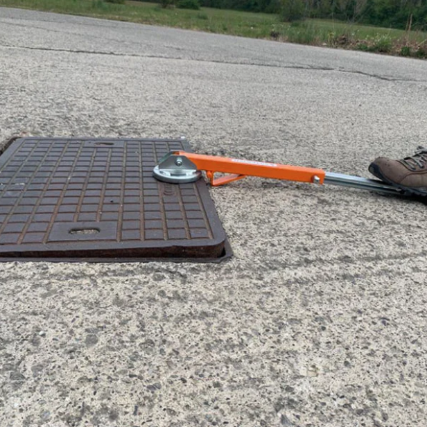 ITALIFTERS XT4 Nano magnetic manhole cover lifter   Compact lifter XT4 Nano with extendable handle   XT4 Nano magnetic lifter for manhole covers