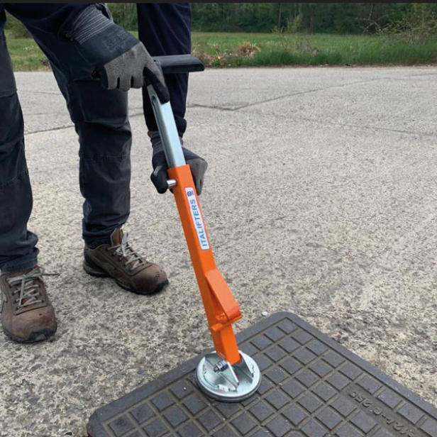 ITALIFTERS XT4 Nano magnetic manhole cover lifter   Compact lifter XT4 Nano with extendable handle   XT4 Nano magnetic lifter for manhole covers