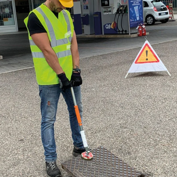 ITALIFTERS XT1 NANO ATEX anti-spark magnetic manhole cover lifter   ITALIFTERS XT1 NANO ATEX magnetic lifter XT1 NANO for hazardous zones   Anti-spark XT1 NANO ATEX for use in explosive zones