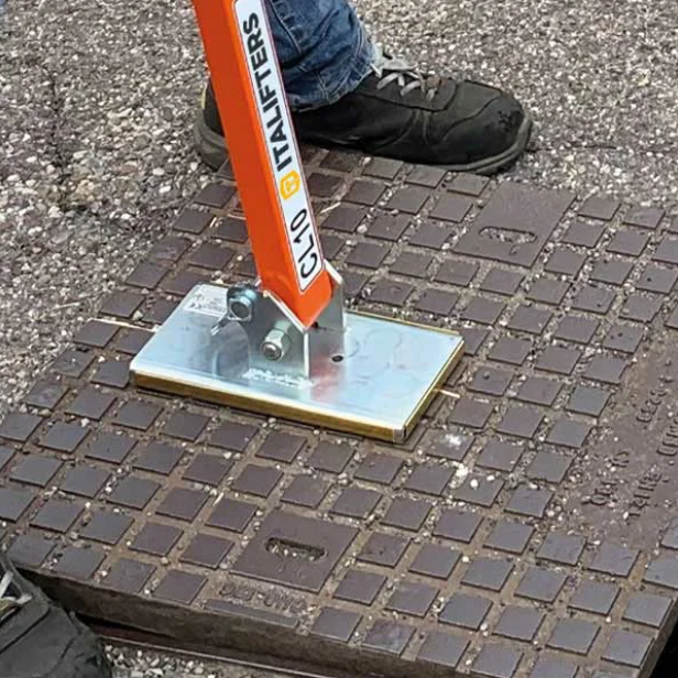 ITALIFTERS CL10 ATEX magnetic manhole cover lifter ATEX   ITALIFTERS CL10 ATEX anti-spark lifter for hazardous zones   CL10 ATEX magnetic lifter for gas networks and petrochemical environments