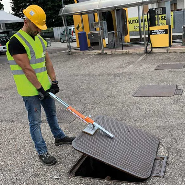 ITALIFTERS CL11 ATEX μαγνητικό ανυψωτικό καλυμμάτων φρεατίων ATEX   ITALIFTERS CL11 ATEX ανυψωτικό φρεατίων με καμπυλωτή βάση   Αντισπινθηριστικό ανυψωτικό CL11 ATEX για επικίνδυνες ζώνες