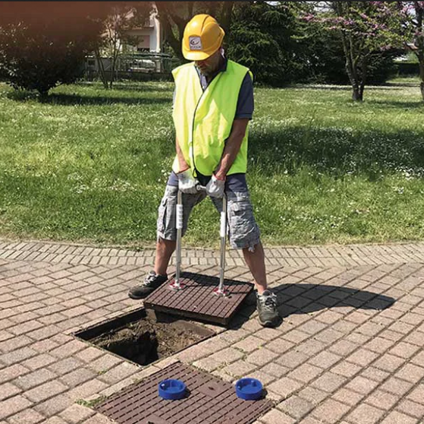 ITALIFTERS XT 2 magnetic manhole cover lifter  Lifter ITALIFTERS XT 2  Magnetic lifter ITALIFTERS XT 2 for professional use